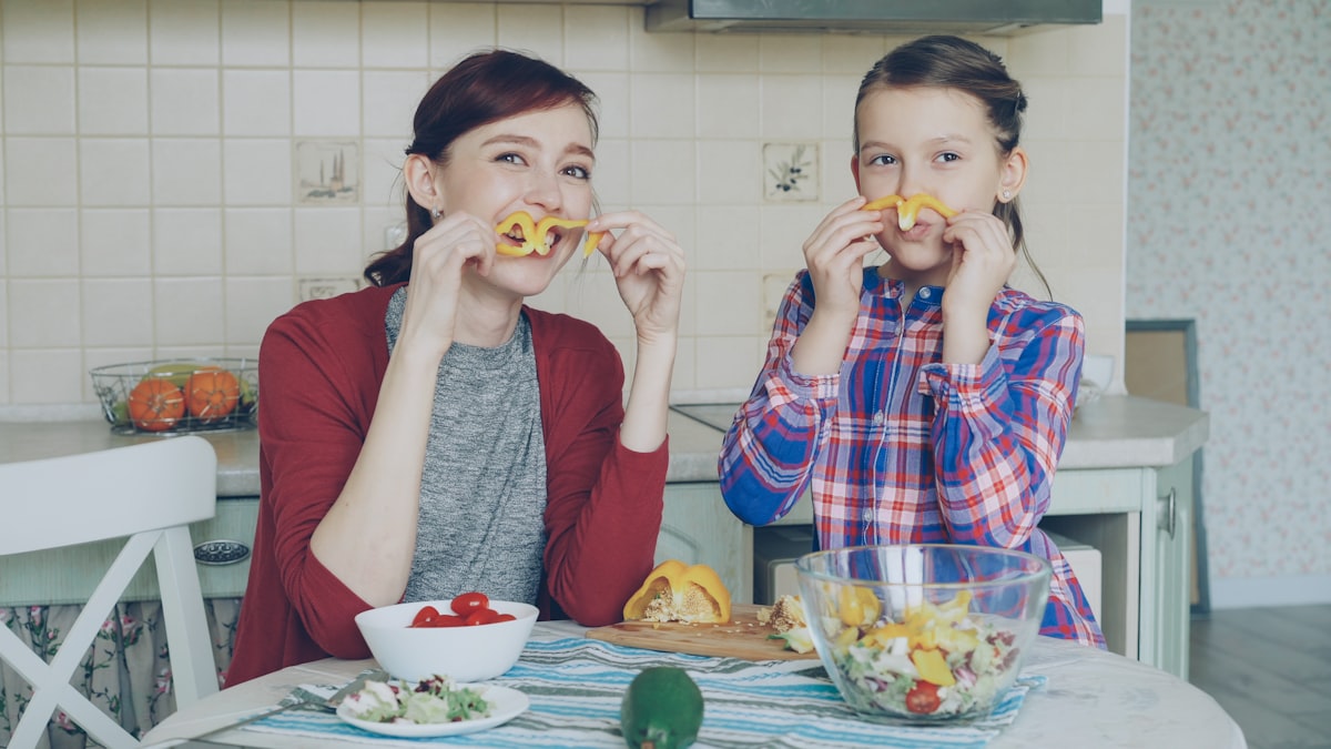 Famiglia che condivide un pasto sano