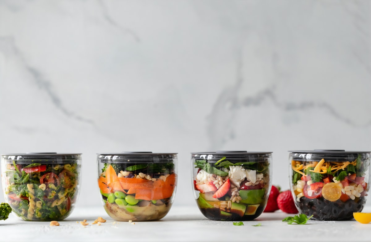Famiglia che prepara un pasto sano insieme